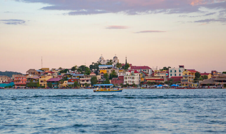 Blick vom Wasser aus auf Flores