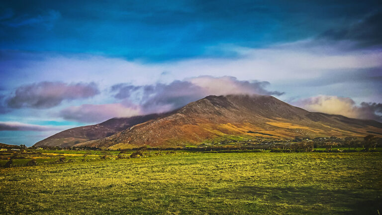 Landschaft in Cahersiveen, Irland mit bunten Wolken