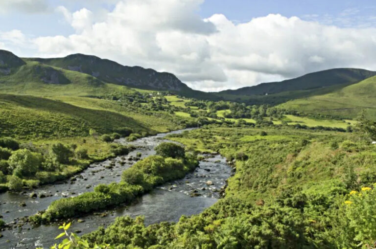 Grüne Landschaft mit Fluss in Glenbeigh, Irland