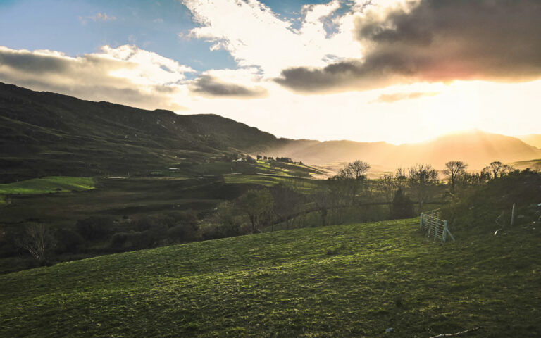 Landschaft von Kenmare, Irland kurz vor Sonnenuntergang