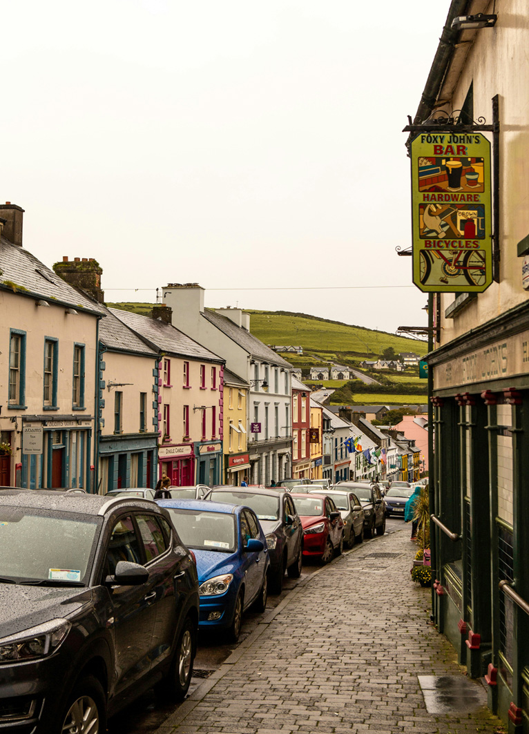 Straße mit Pub in Dingle, Kerry, Irland