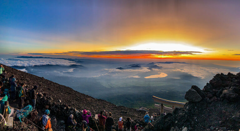 Sonnenaufgang über den Wolken erleben auf Mount Fuji