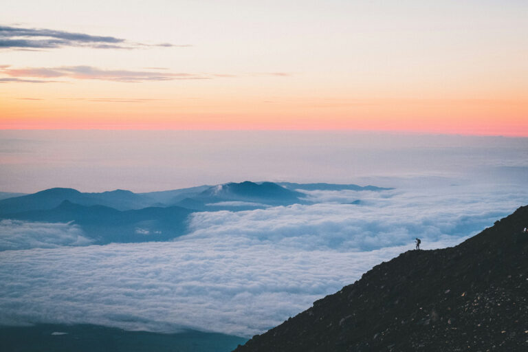 Wanderer über den Wolken auf Mount Fuji