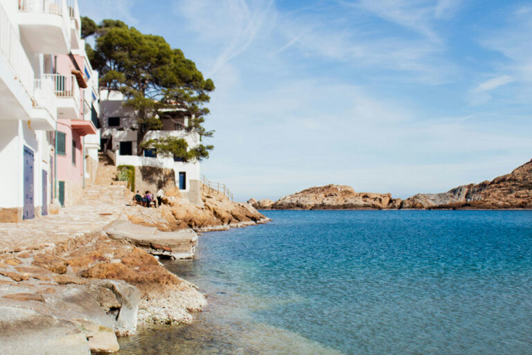 Gehwege direkt am kristallklaren Meer