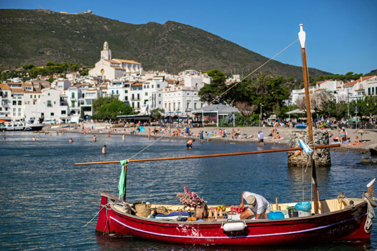 Jolle vor dem Strand von Cadaqués