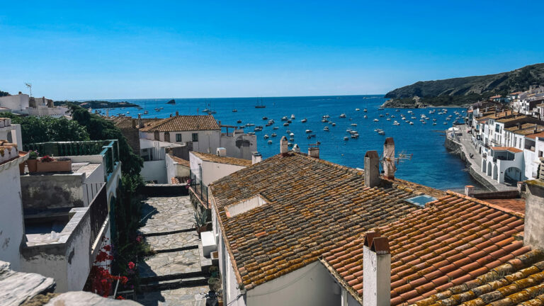 Häuerdächer mit Blick auf die Bucht von Cadaqués