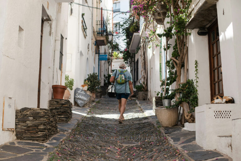 Tourist in einer Gasse in Cadaqués