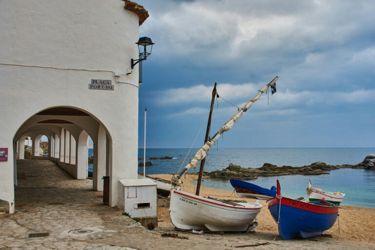 Boote am Strand von Calella de Palafrugell