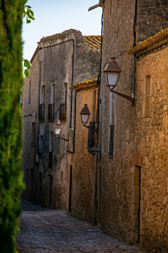 Gasse in Pals, Spanien
