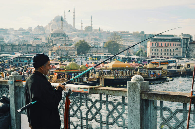 Angler auf einer Brücke in Istanbul