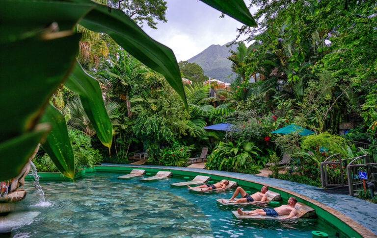 Reisende entspannen am Pool