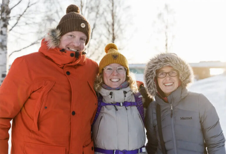 Gruppenbild, 3 warm eingepackte Reisende