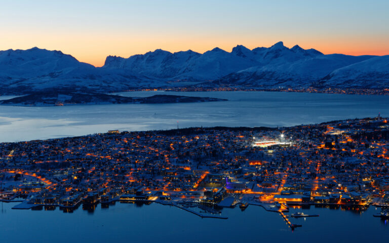 Blick auf Tromsø bei Sonnenuntergang