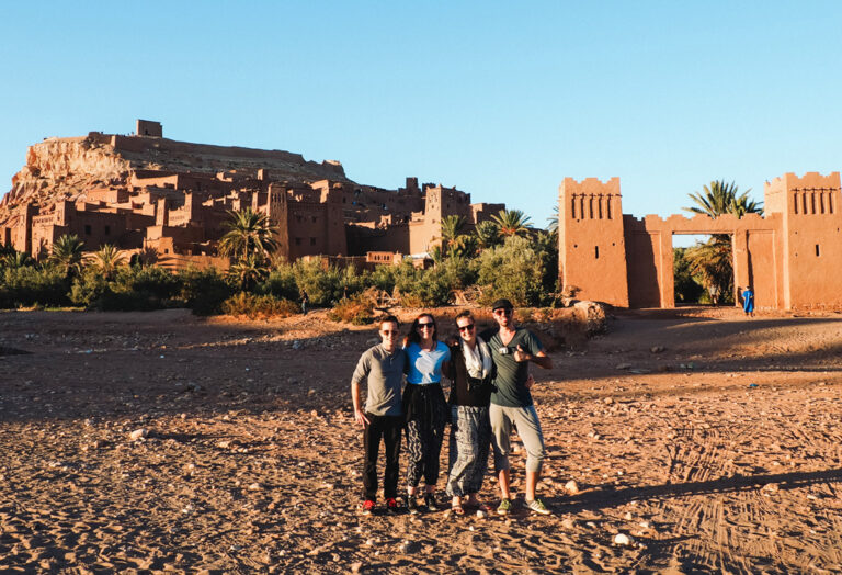Reisende vor der antiken Stadt Ait Ben Haddou
