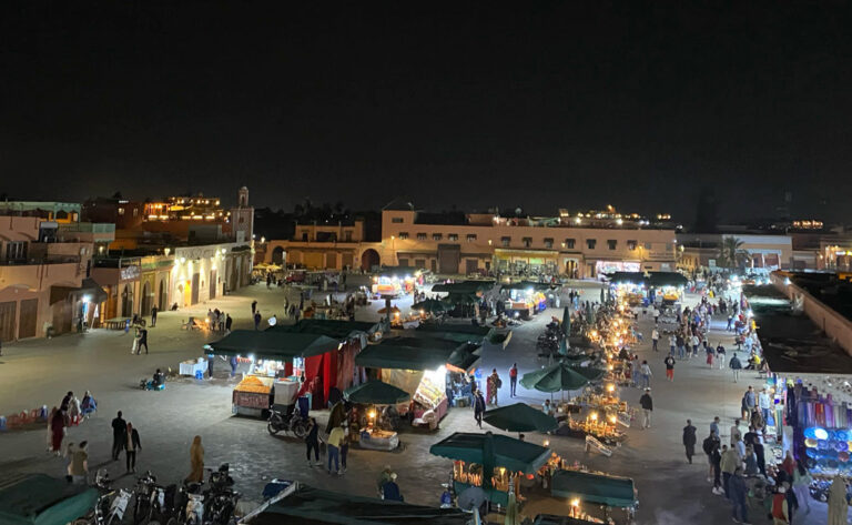 Der berühmten Jemaa el-Fna Platz bei Nacht