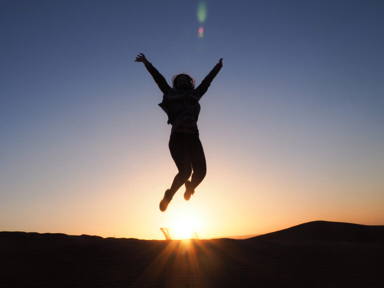 Luftsprung vor Sonnenaufgang