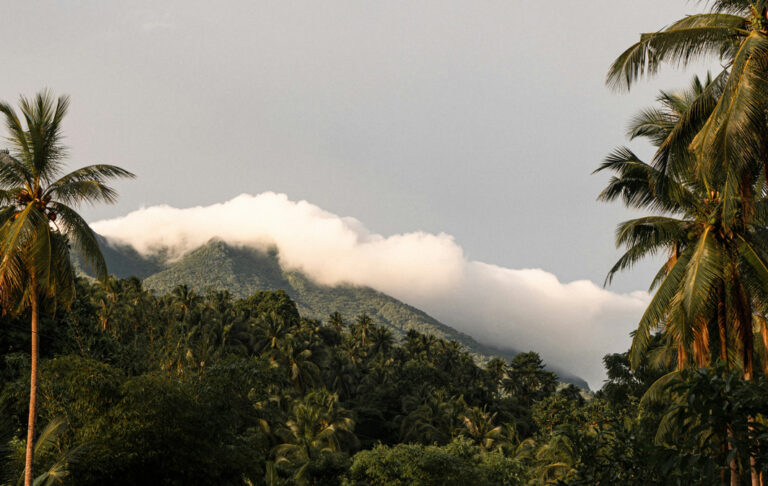 Wolken schieben sich über die tiefgrünen Hügel