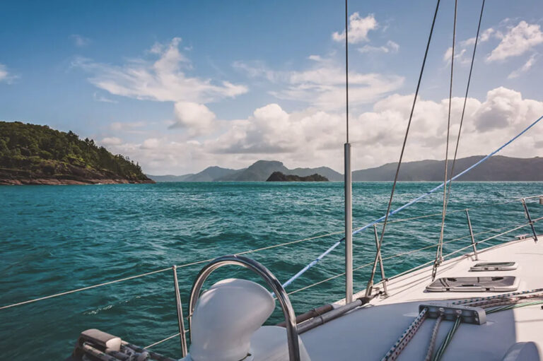 Blick vom Segelboot auf die Whitsundays