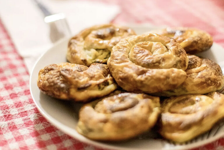 Burek Teigtaschen auf Teller
