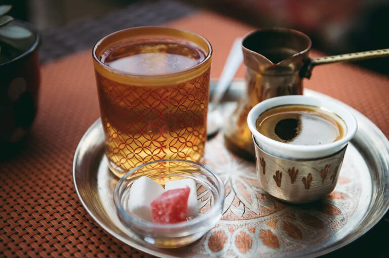 Traditionell zubereiteter Kaffee mit Kafee und Zucker auf einem Tablett