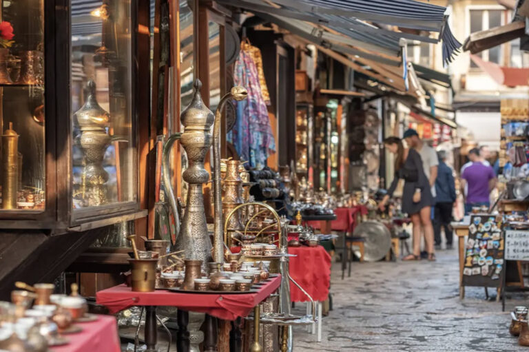 Gasse mit Geschäften in Sarajevo
