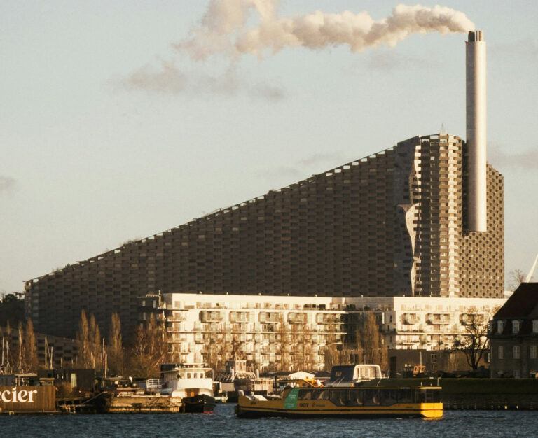 Gebäude Copenhill am Wasser mit dampfendem Schornstein