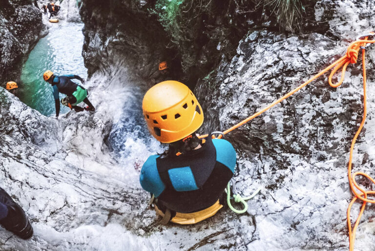 Reisende beim Canyoning