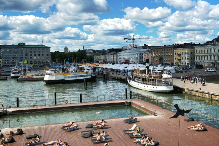 Blick auf den Hafen und eine Sonnenterrasse in Helsinki