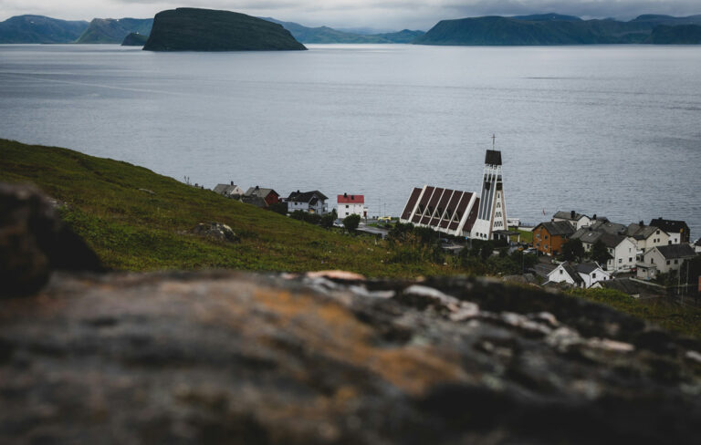 Blick auf Kirche, Häuser und Fjord in Hammerfest