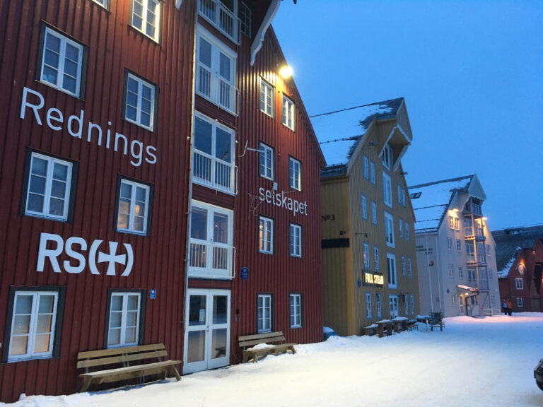 Holzhäuser im Schnee in Tromsø