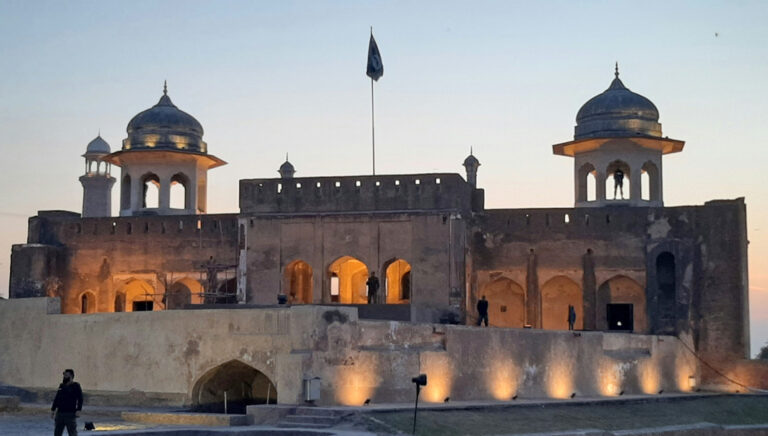 Eingang zur ummauerten Stadt in Lahore, Pakistan