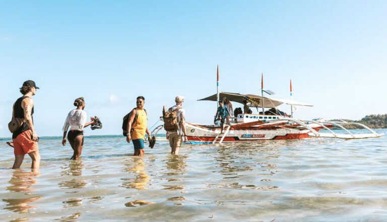 Gruppe auf dem Weg zur wartenden Bangka