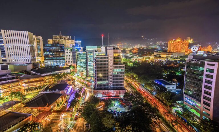 Die beleuchtete Skyline von Cebu City