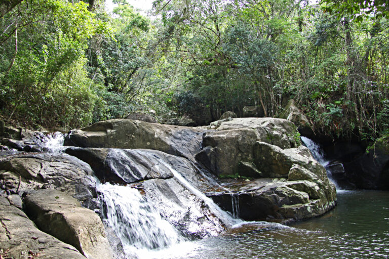 Kleine Wasserfälle auf interssanten Felsformationen