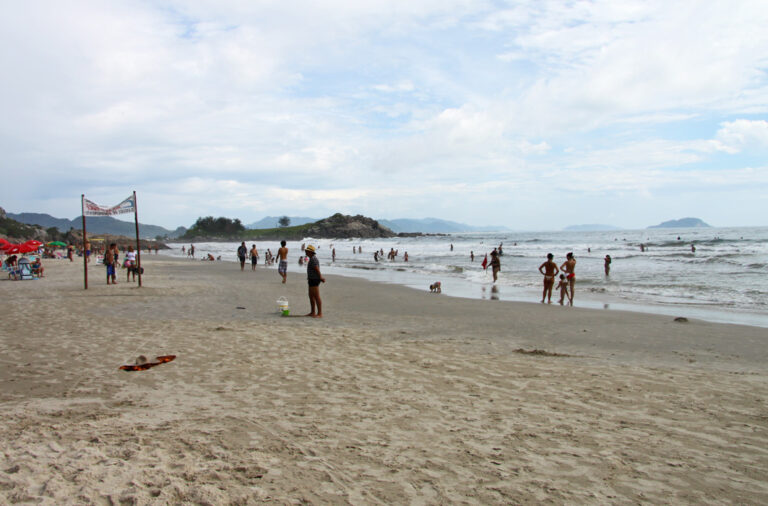 Badegäste genießen den Strand und das Meer