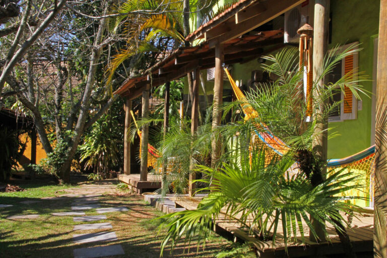 Bunte Hängematten auf Verandas