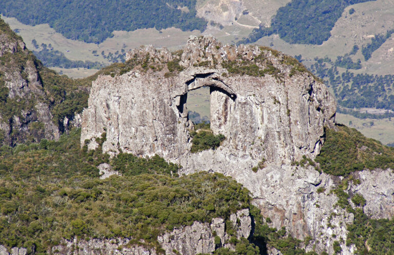 Felsformation mit Fenster