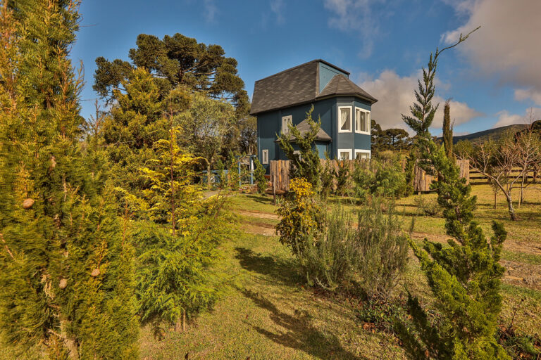 Blaues Haus im Grünen