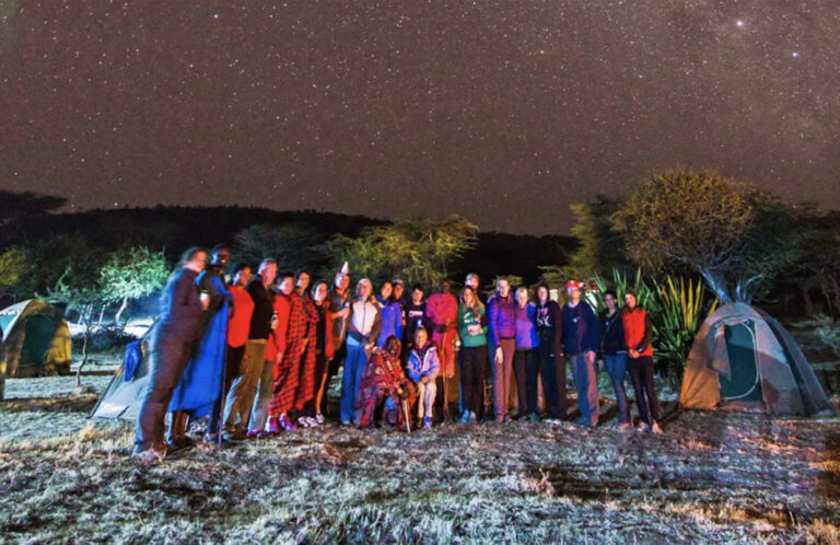 Gruppenbild zwischen Zelten und unter dem Sternenhimmel