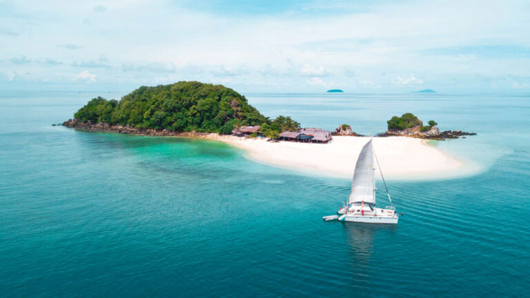 Segelboot vor kleiner Insel im Golf von Thailand