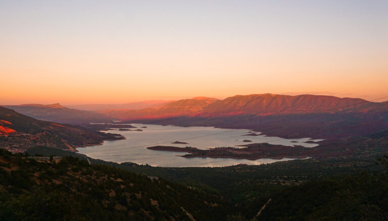 Sonnengang über dem See in Bin El Ouidane