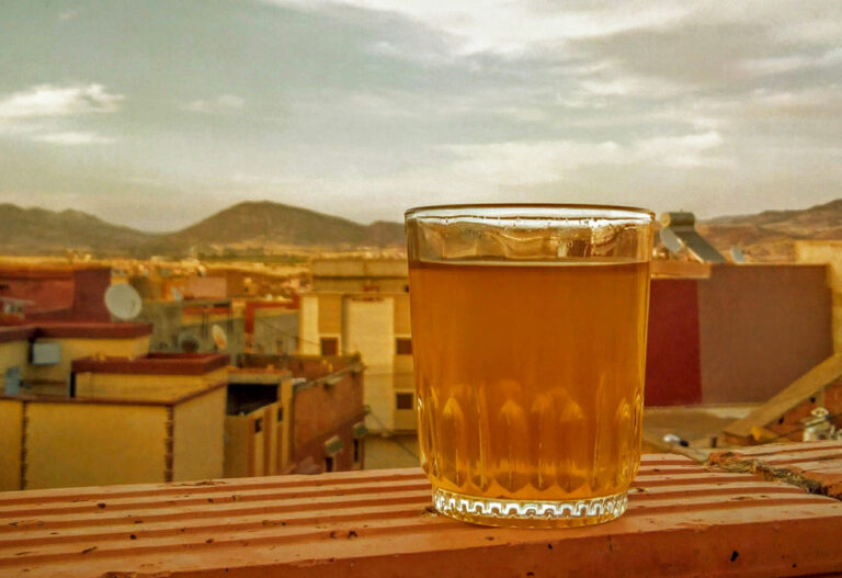 Teeglas auf Mauer in Khenifra