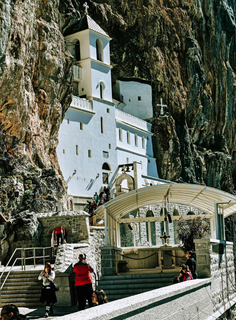 Das Ostrog Kloster wurde in eine Felswand gehauen