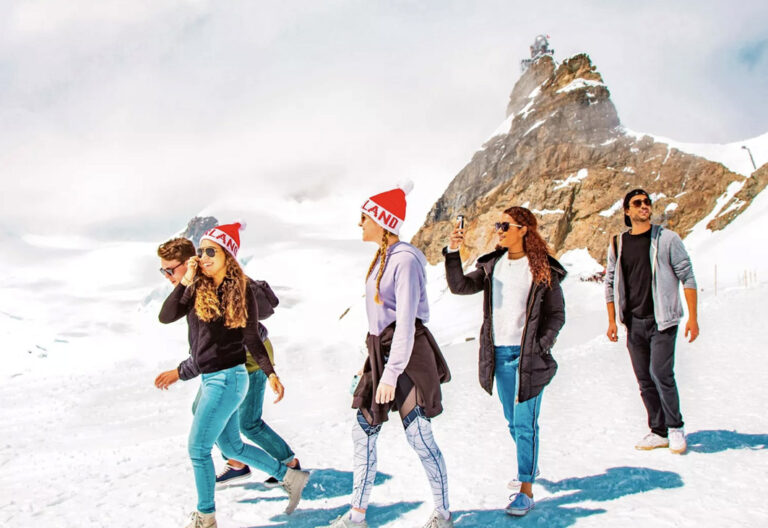 Gruppe im Schnee auf dem Jungfrau Berg in der Schweiz