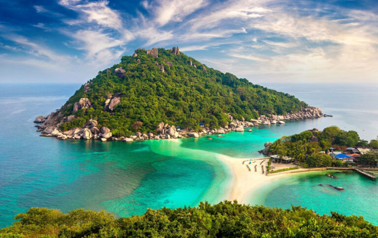 Blick auf dreieckigen Strand zwischen kleinen Inseln auf Koh Tao