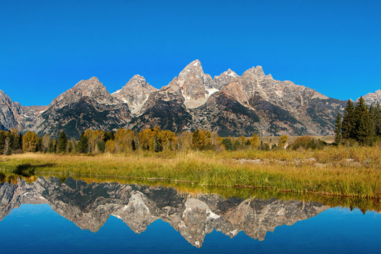 Berge, die sich auf einem See spiegeln im Grand Teton Nationalpark