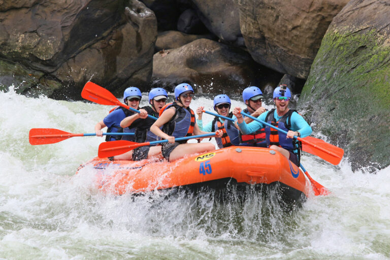 Gruppe im Boot beim Wildwasser-Rafting