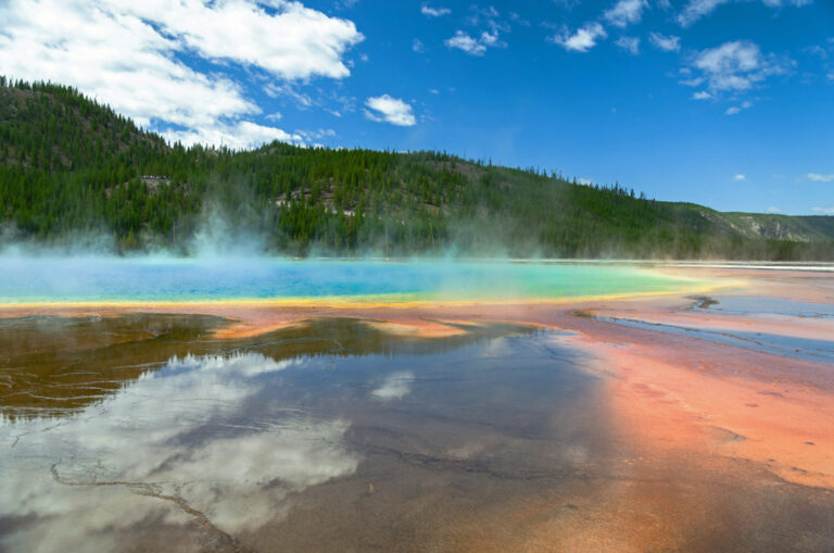 Dampfendes türkises Wasserbecken mit gelb-oranger Umrandung