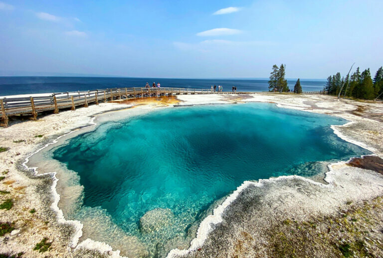 Türkisblaues Wasserbecken