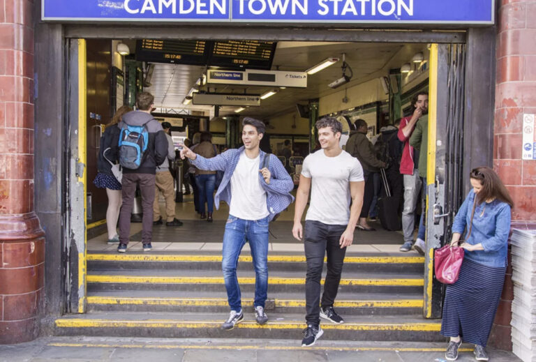 Zwei junge Männer verlassen die U-Bah-Station in Camden